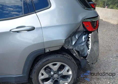 2019 Jeep Compass Limited 4X4 z USA, uszkodzony, nr VIN 3C4NJDCB1KT747555